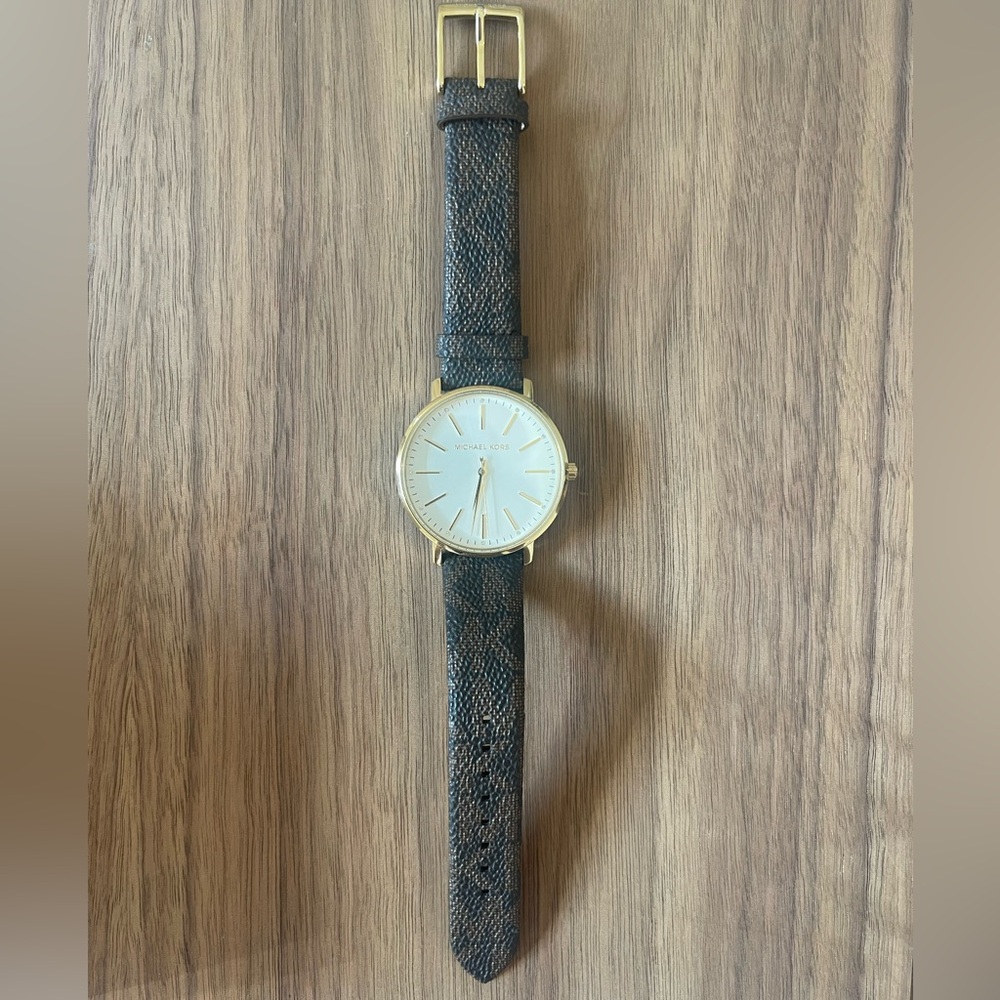 Michael Kors Gold and Brown Watch Elegant Design - Picture 2 of 6